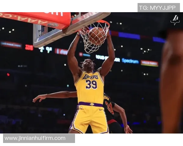 哈克斯称赞鲍威尔球风独特作为老将他让队友们更轻松发挥 哈克斯称赞鲍威尔球风独特作为老将他让队友们更轻松发挥